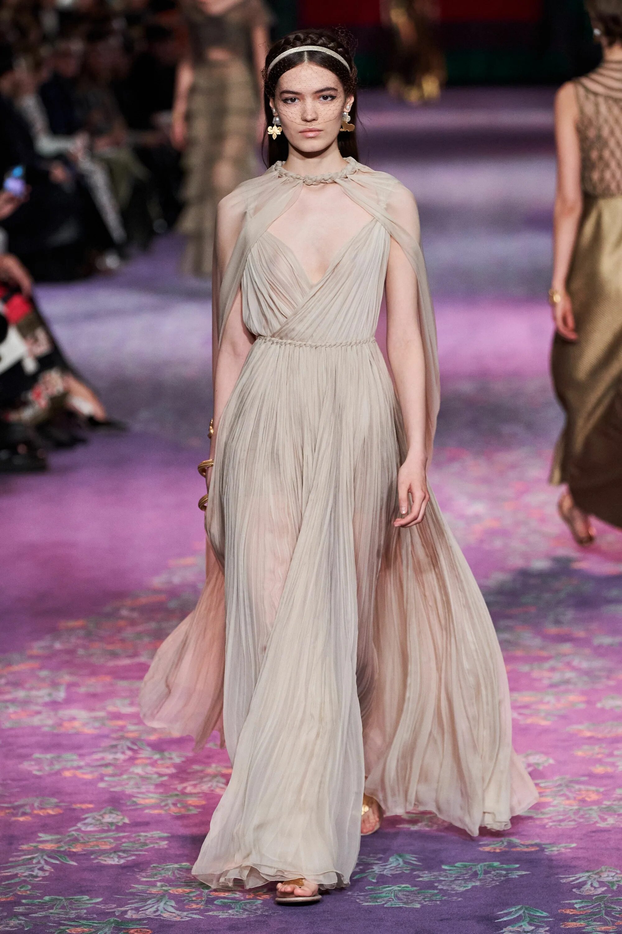 Платья вечерние 2024 тренды модные женские фото Elegant Christian Dior Spring/Summer 2020 Couture Look