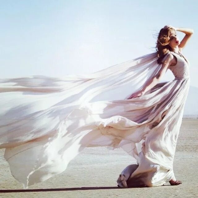 Платья ветер фото LLOYD KLEIN on Instagram: "" The dress must follow the body of a woman " #evenin