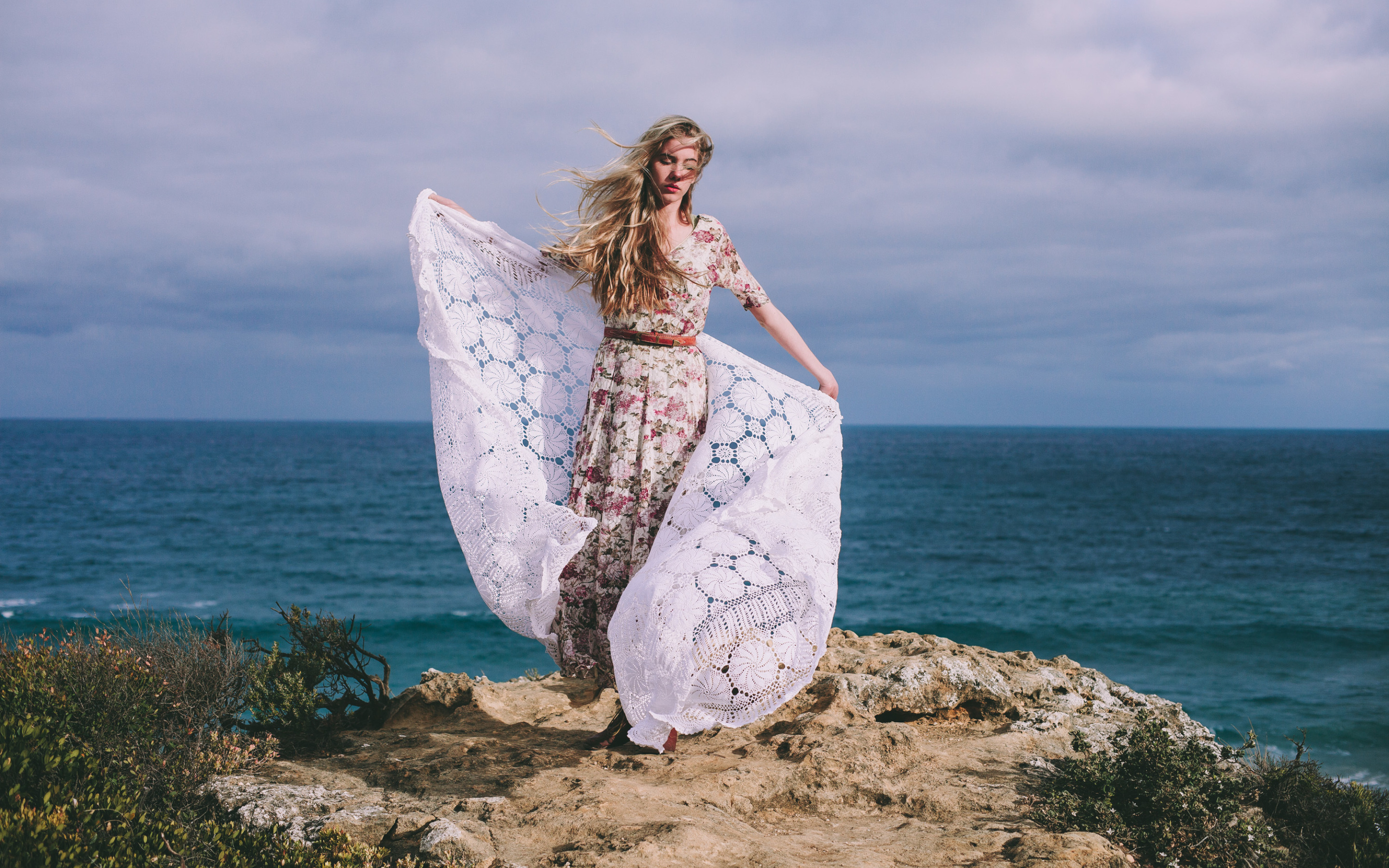Платья ветер фото Скачать обои девушка, ветер, волосы, платье, раздел девушки в разрешении 2880x18