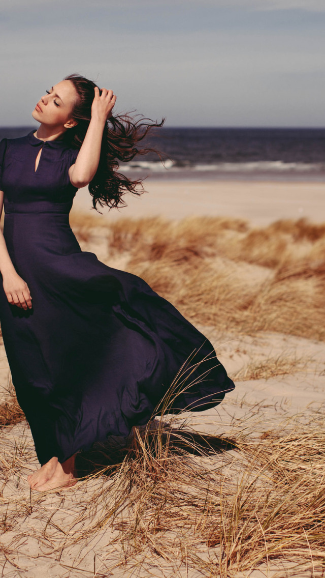 Платья ветер фото Скачать обои песок, лето, девушка, поза, ветер, платье, раздел девушки в разреше
