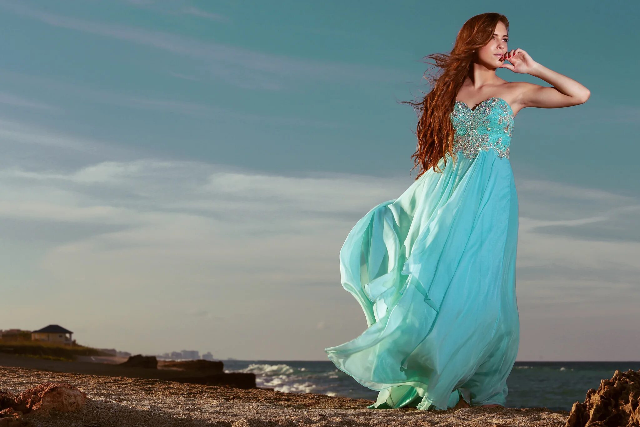 Платья ветер фото Скачать обои city, waves, summer, house, beach, dress, woman, eyes, раздел девуш