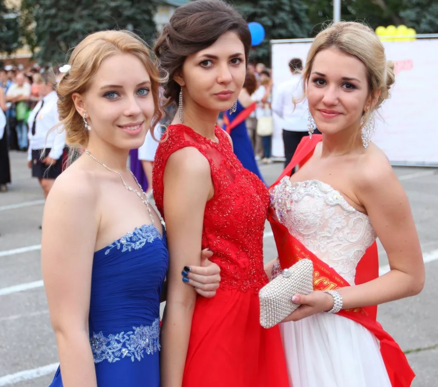 Платья выпускниц фото Выпускной вечер. Создание неповторимого образа с помощью украшений Женский канал