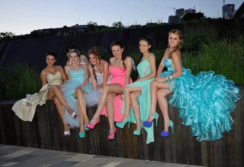 Платья выпускниц фото Выпускной в СССР: как это было и что изменилось - ЯПлакалъ