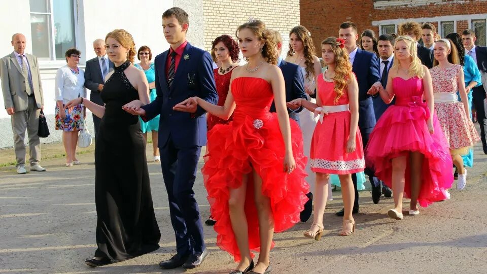 Платья выпускниц фото Когда уйдем со школьного двора?" - всё о последних звонках-2018 в Забайкалье - О