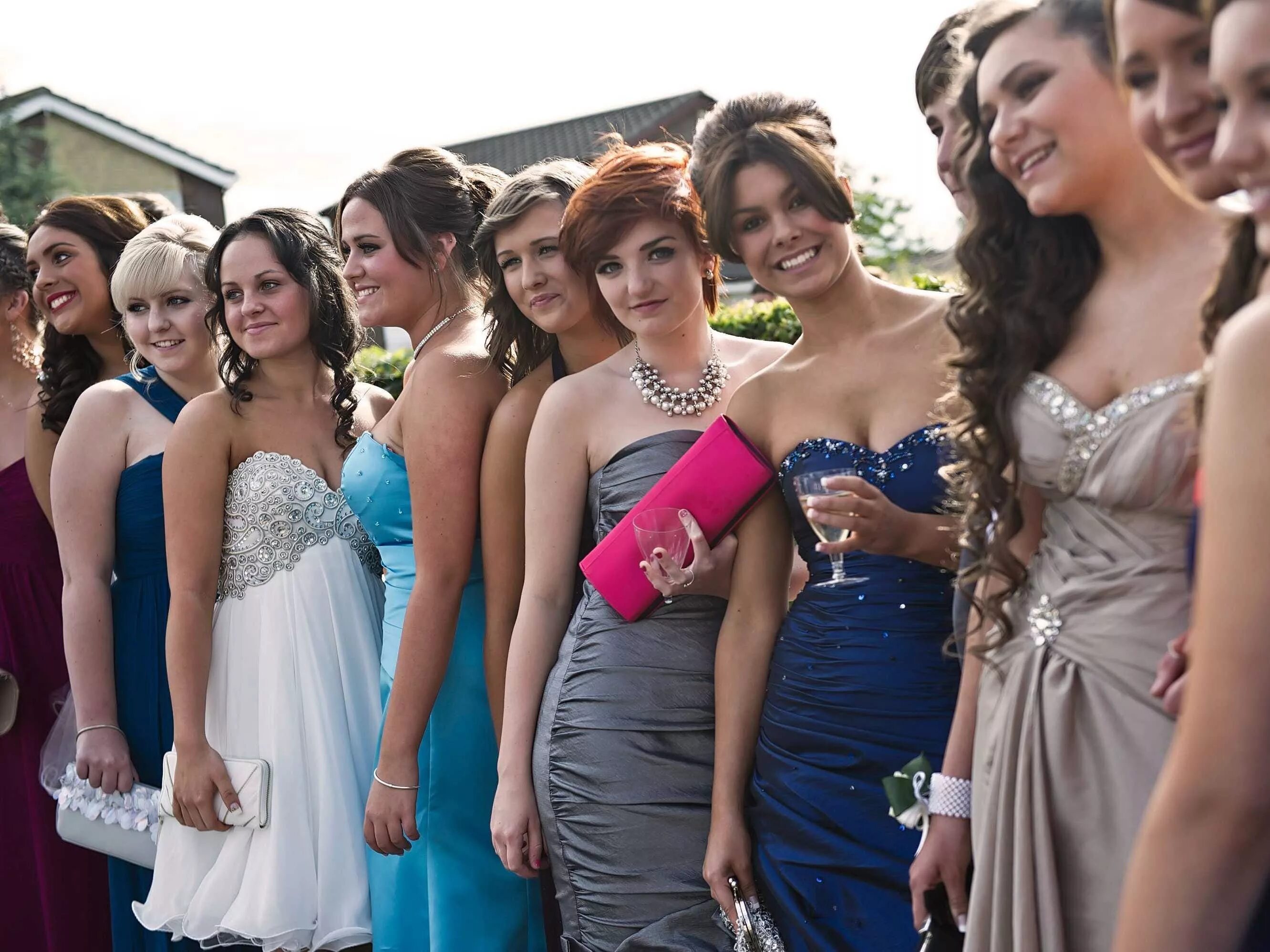 Платья выпускниц фото Teen Prom Spending Is Getting Even More Out Of Control Business Insider India
