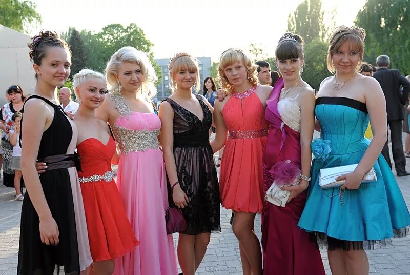 Платья выпускниц фото Выпускные платья 1960-2013. Yablor.ru