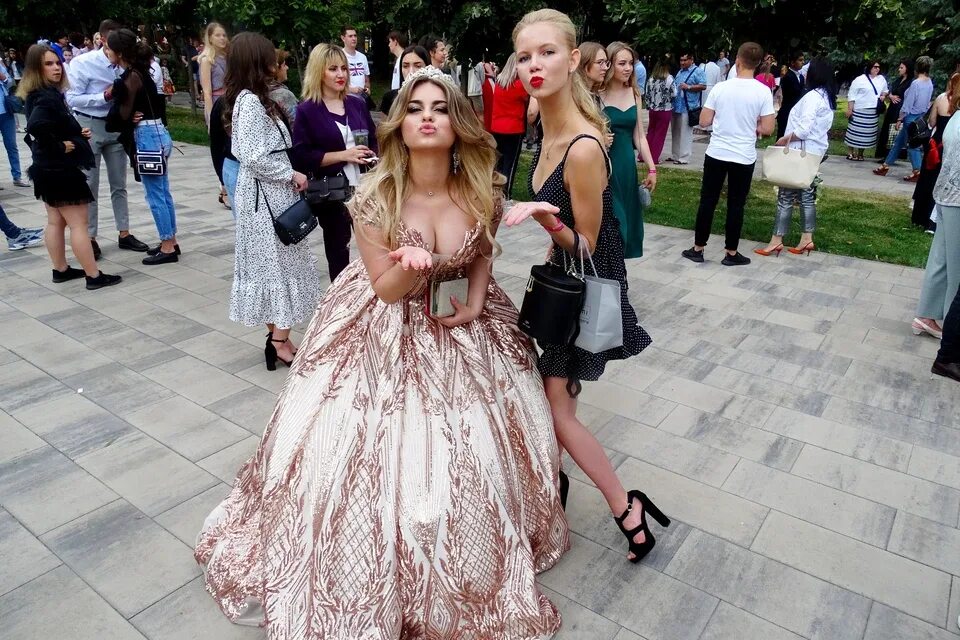 Платья выпускниц фото Выпускной в Липецке-2020: пышные платья, брючные костюмы и прозрачные юбки - KP.