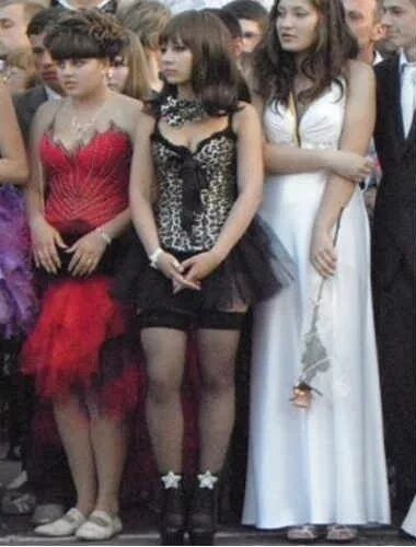 Платья выпускниц фото Шокирующие платья российских выпускниц сразили Интернет (ФОТО) - Аргументы Недел