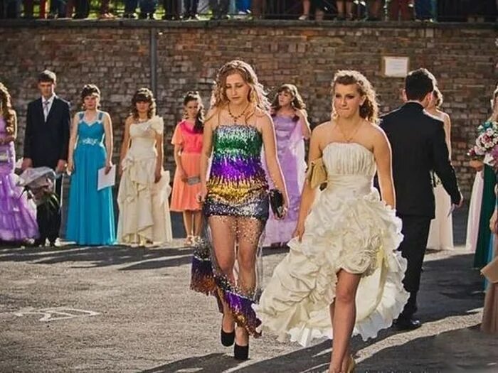 Платья выпускниц фото 19 Weird Dresses of Graduate Girls That Will Make Your Day Fashion Crazy dresses