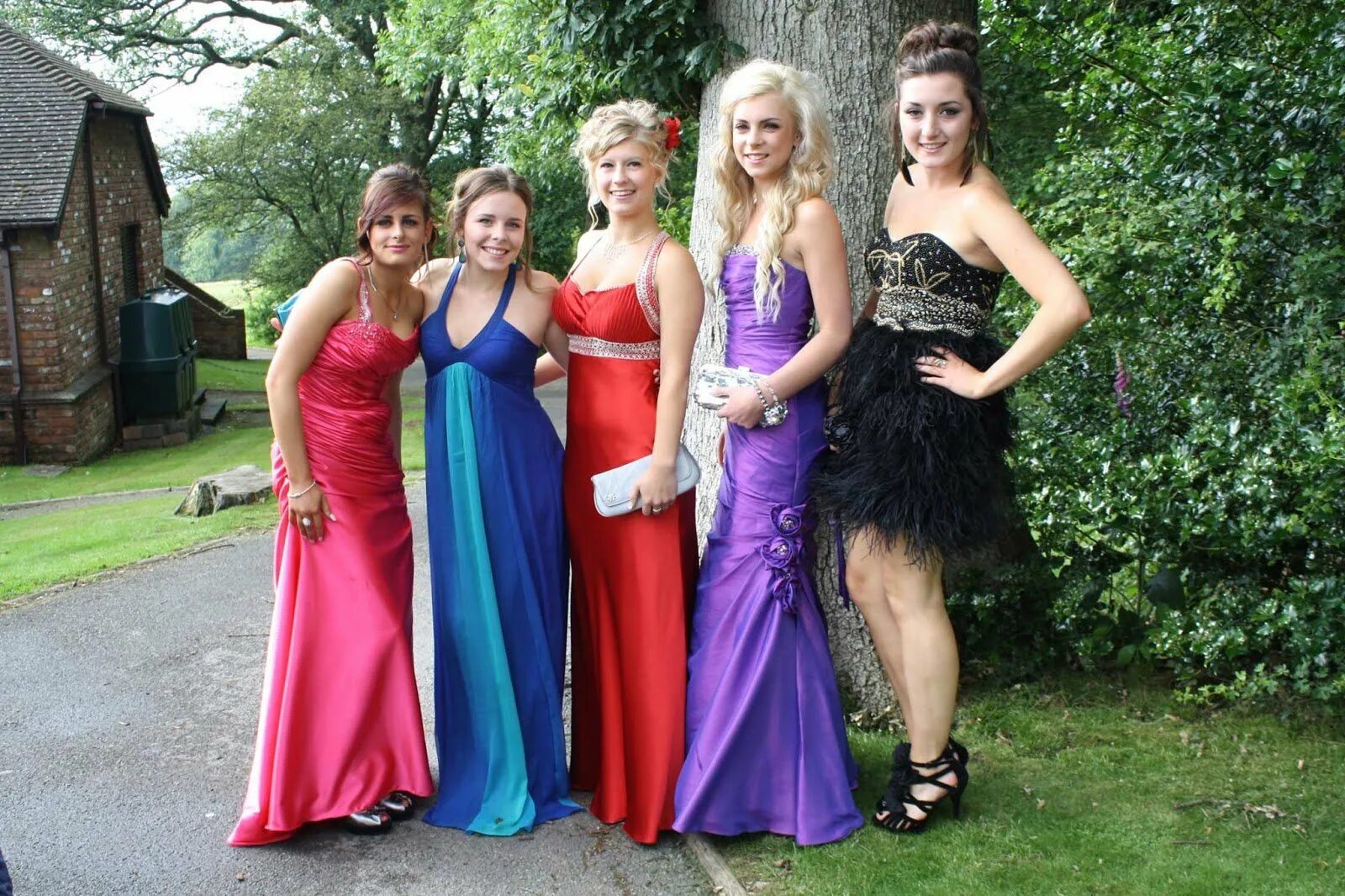 Платья выпускниц фото Платья на выпускной 2024