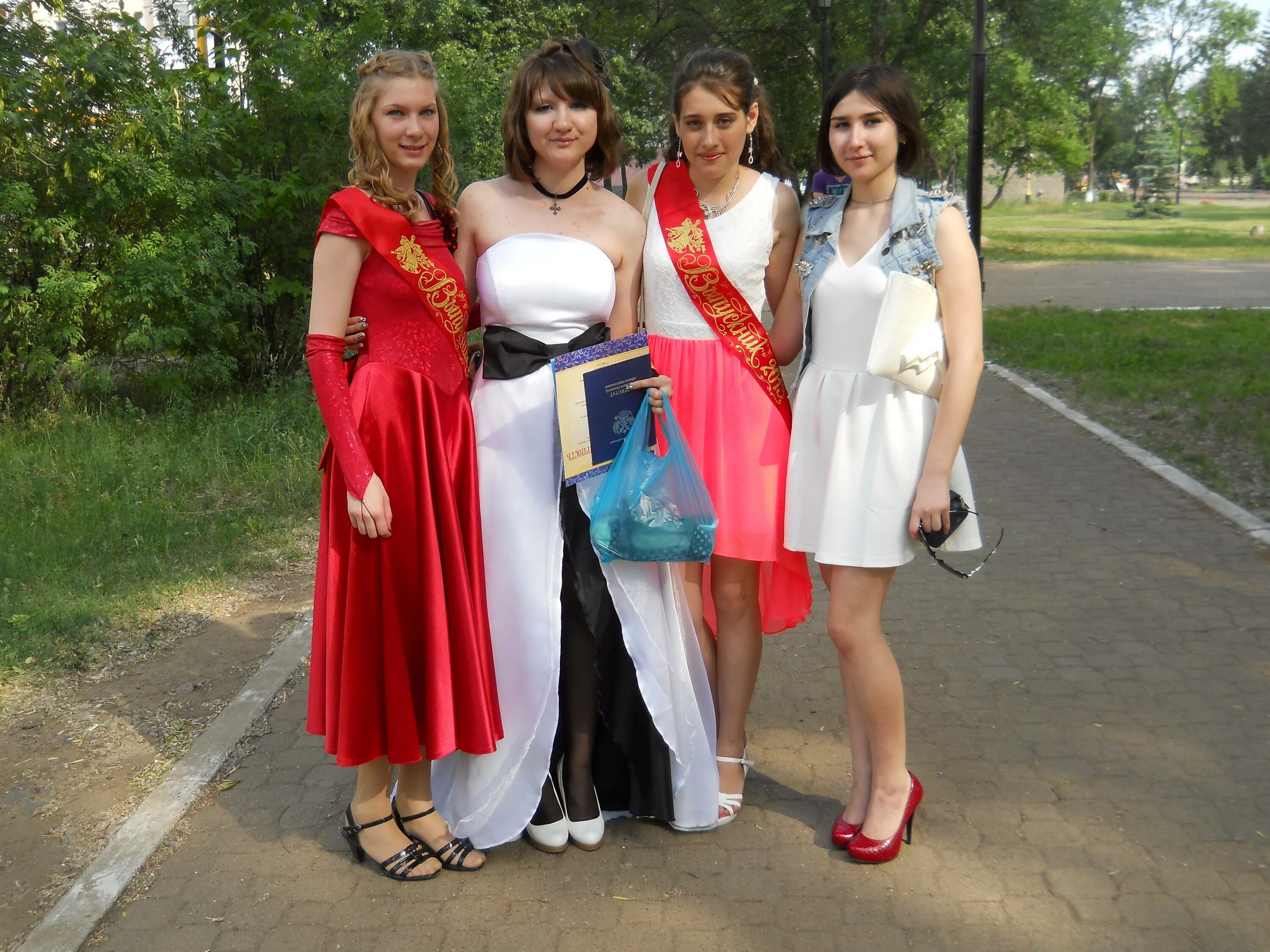 Платья выпускниц фото Выпускницы 9: найдено 78 картинок