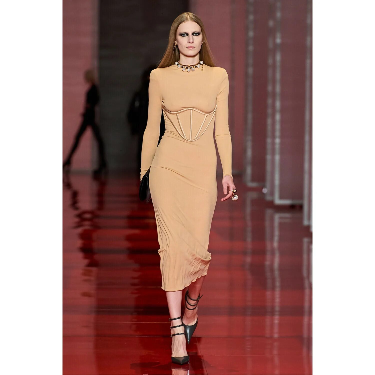 Платья женские 2023 тренды Фото с показа Versace осень-зима 2022/2023 Стиль Mainstyles.ru