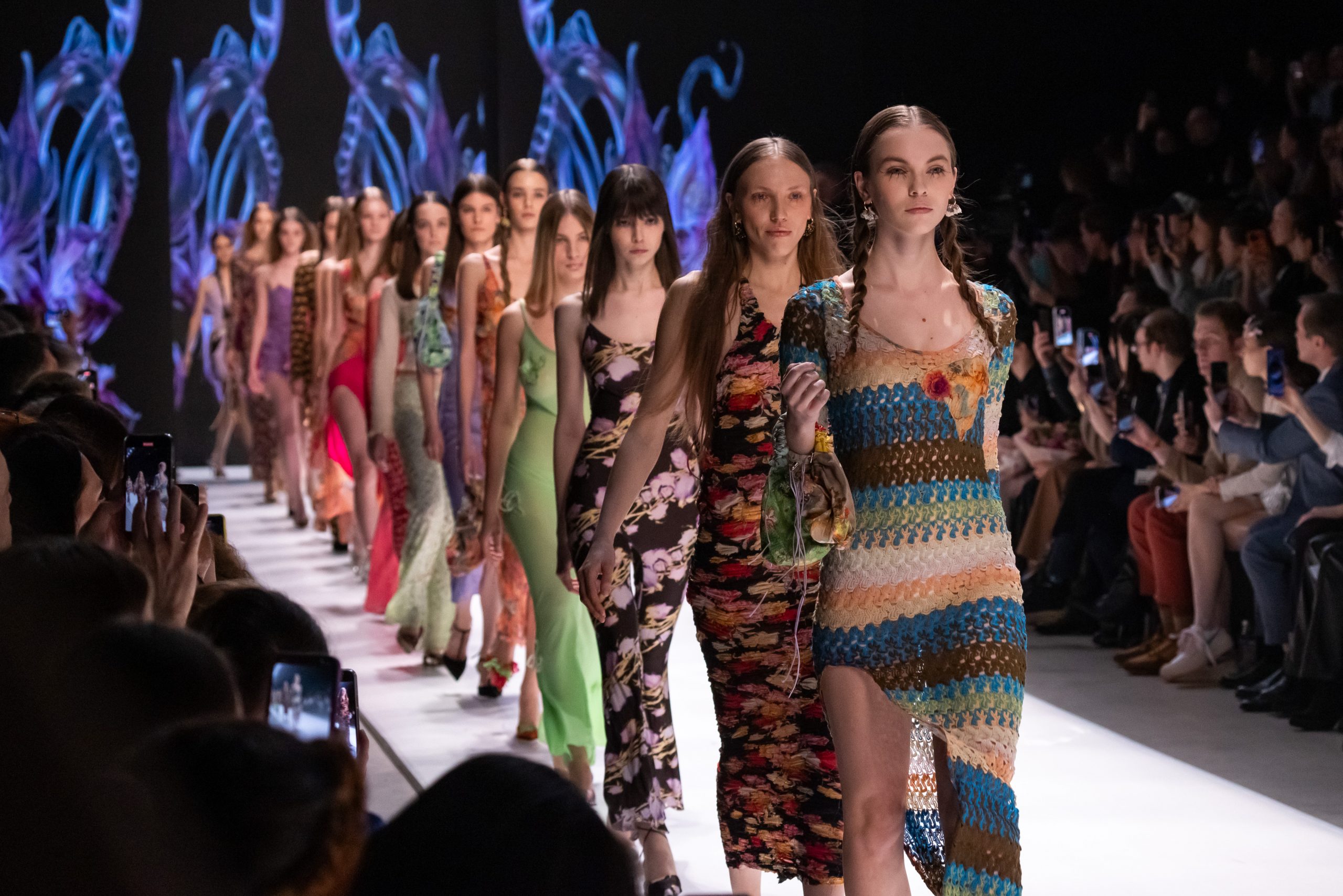 Платья женские мода 2024 фото Главным трендом на прошедшей Московской неделе моды стало "устойчивое потреблени