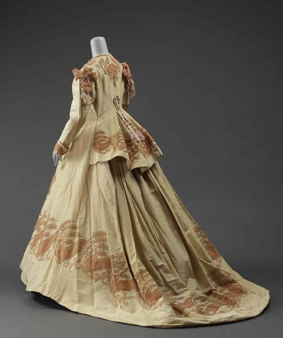 Платьях века фото россия Dressing gown, 1865-70, United States or France. Historical dresses, Vintage dre