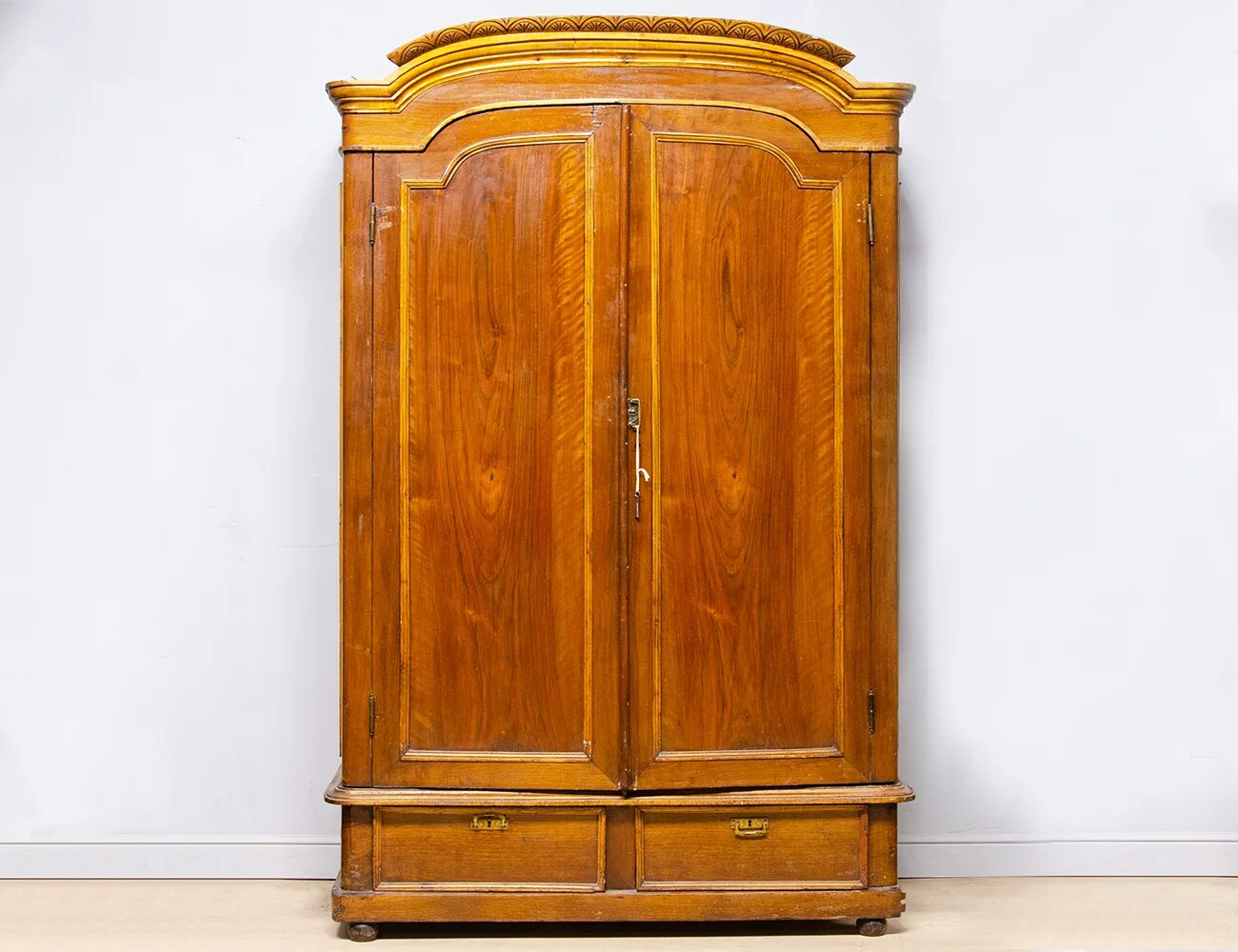 Платяной шкаф фото Контора К - Старинный платяной шкаф, артикул ШП-17118