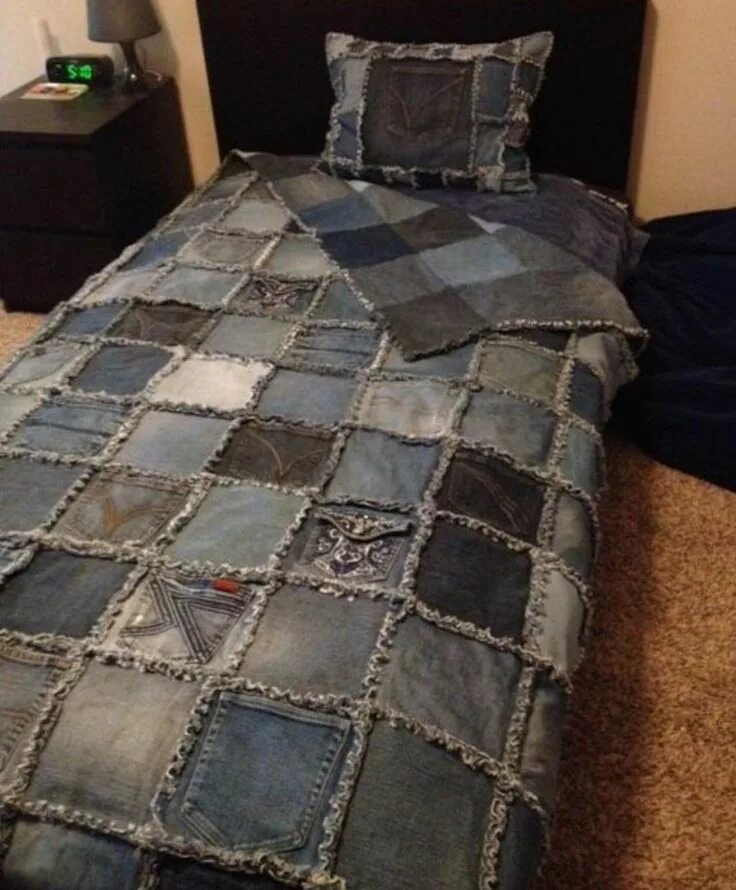 Плед из джинс фото Elle découpe les vieux jeans de son mari en gros carrés et elle conçoit un magni