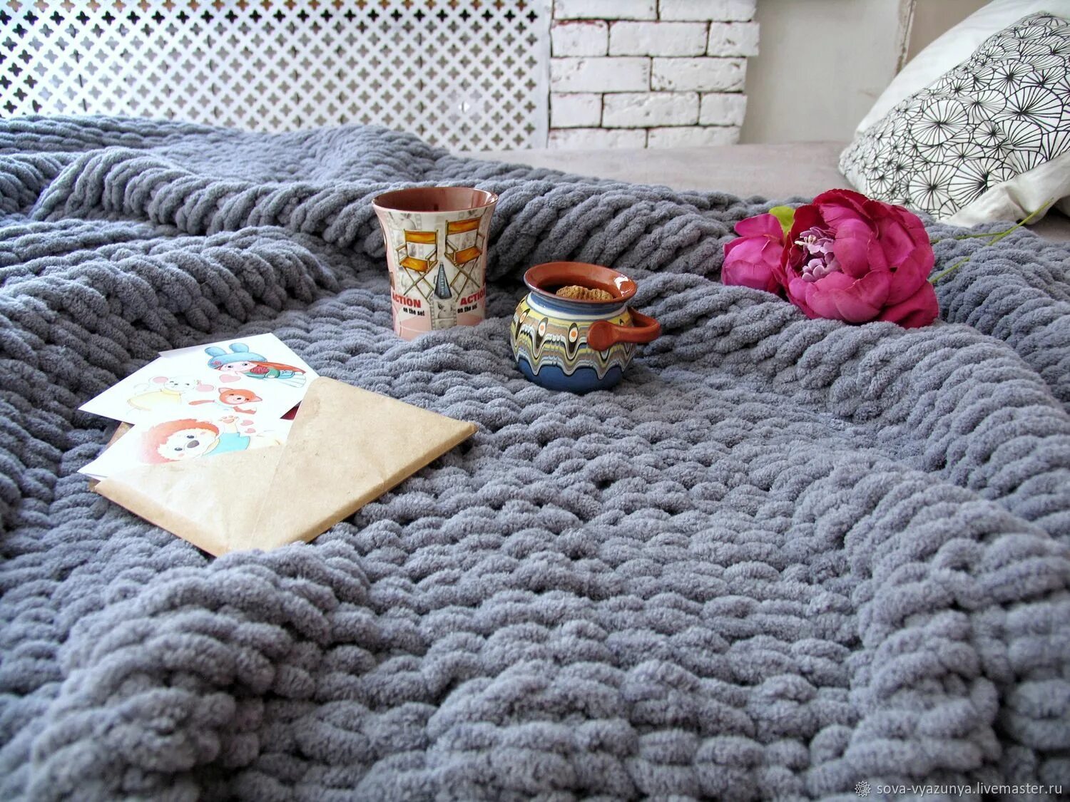 Плед в интерьере фото Пледы и покрывала: красивые новинки, вязаные покрывала на диван и кресло в интер