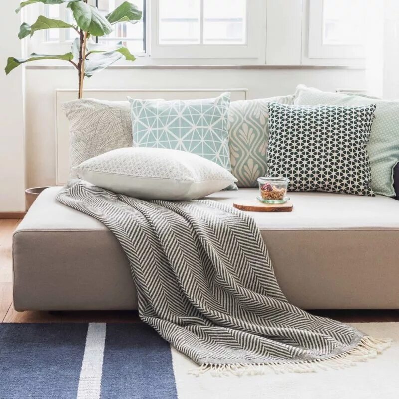 Плед в интерьере фото Skandinavischer Stil: geometrische Figuren und Muster in Dekoration - ZENIDEEN