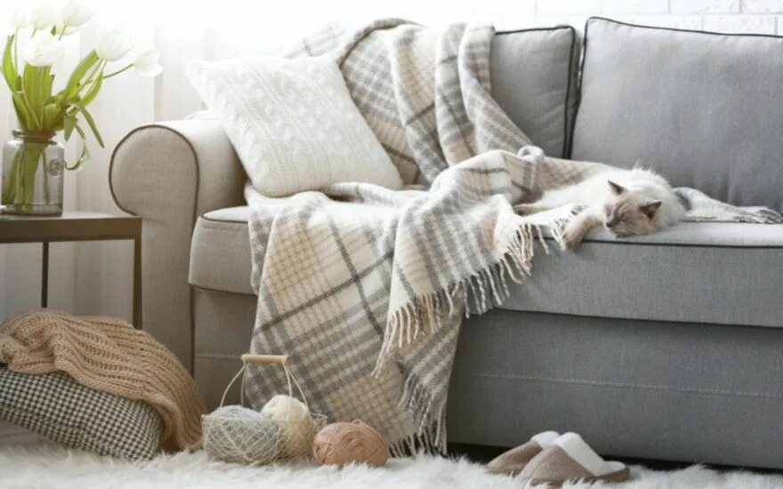 Плед в интерьере фото Серый диван в интерьере: 10 простых идей стильного декора