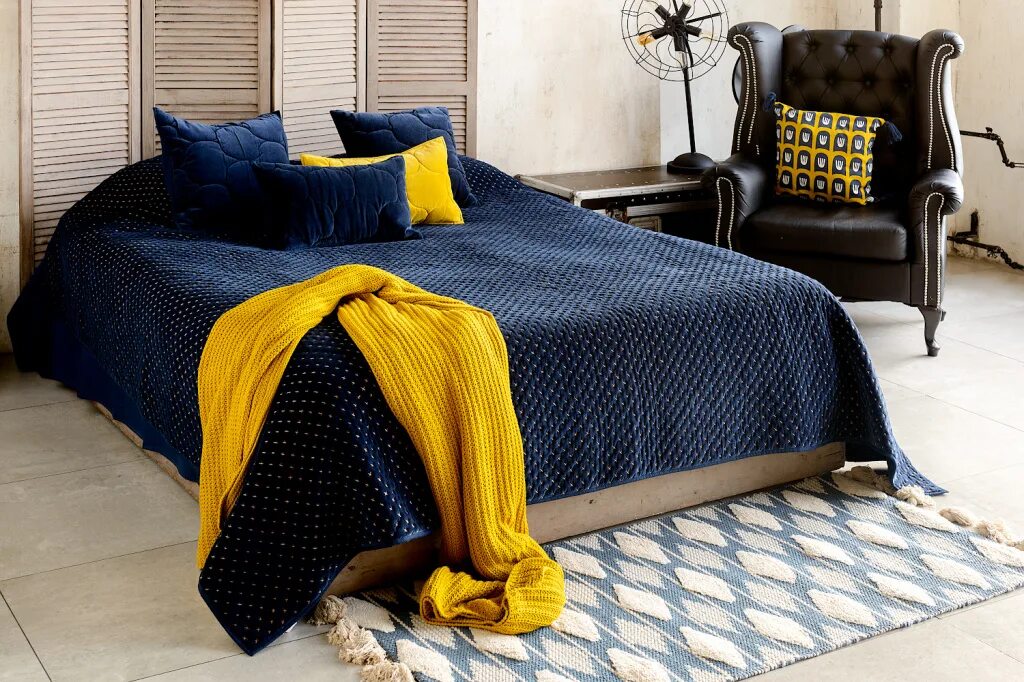 Плед в интерьере фото Подушек много не бывает