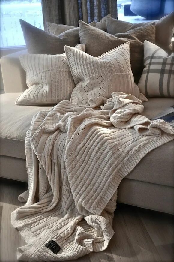 Плед в интерьере гостиной Interiør Blogg - Villa Paprika Home, Home living room, Home and living