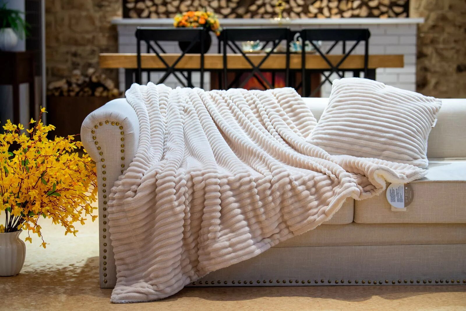 Плед в интерьере гостиной Полоса (беж) Плед 220х240 - купить в интернет-магазине "Матрас-Мастер"