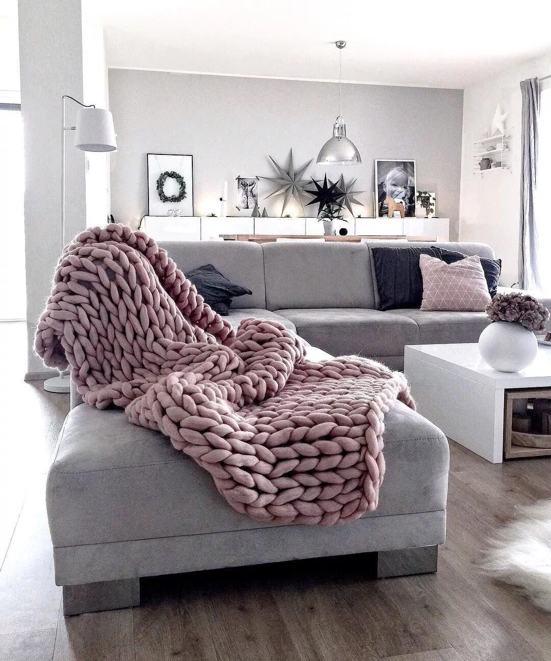Плед в интерьере гостиной Regardez cette photo Instagram de @kajastef * 21.2 k J’aime Home living room, Ho