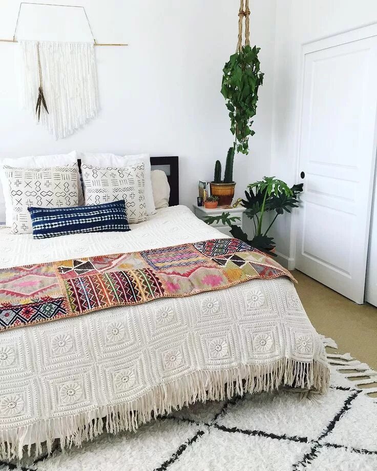 Плед в интерьере спальни 25 Bohemian Bedroom Ideas on a Budget (Boho Style) Boho bedroom design, Bohemian