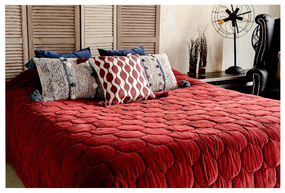 Плед в интерьере спальни Покрывало стеганое бархатное Хвойное утро Цвет бордовый Russian North 250х270 ку