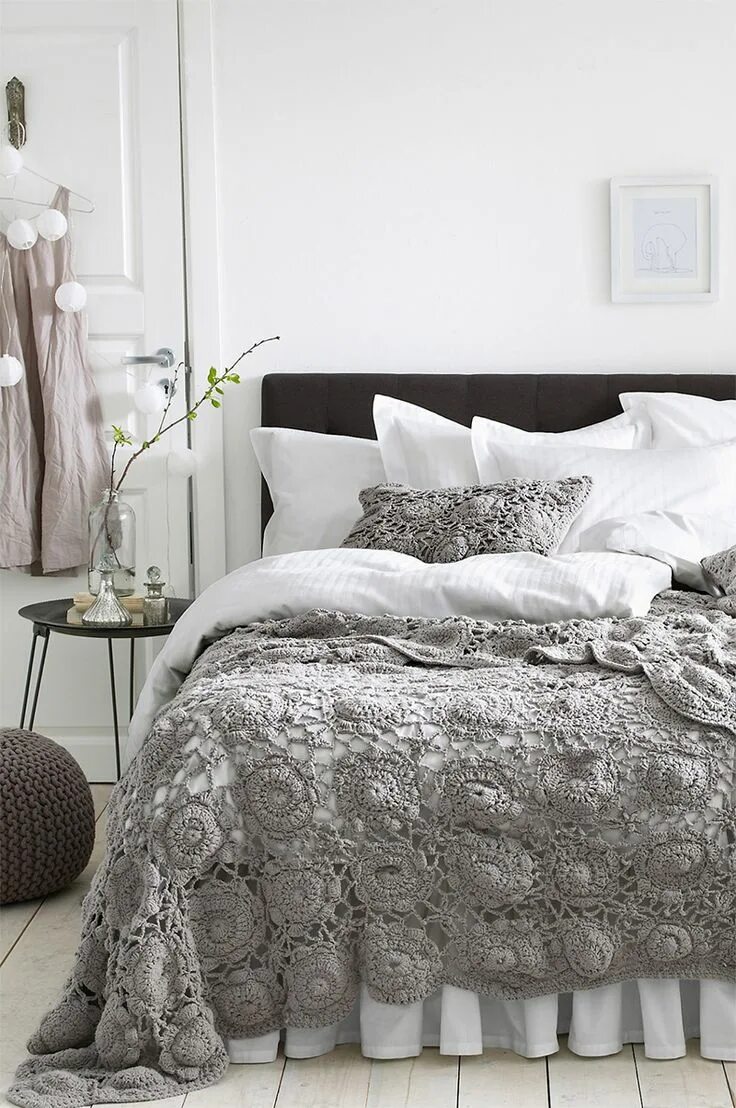 Плед в спальню фото Utilizando crochê na decoração Decoração, Decoração de quarto, Colcha cinza