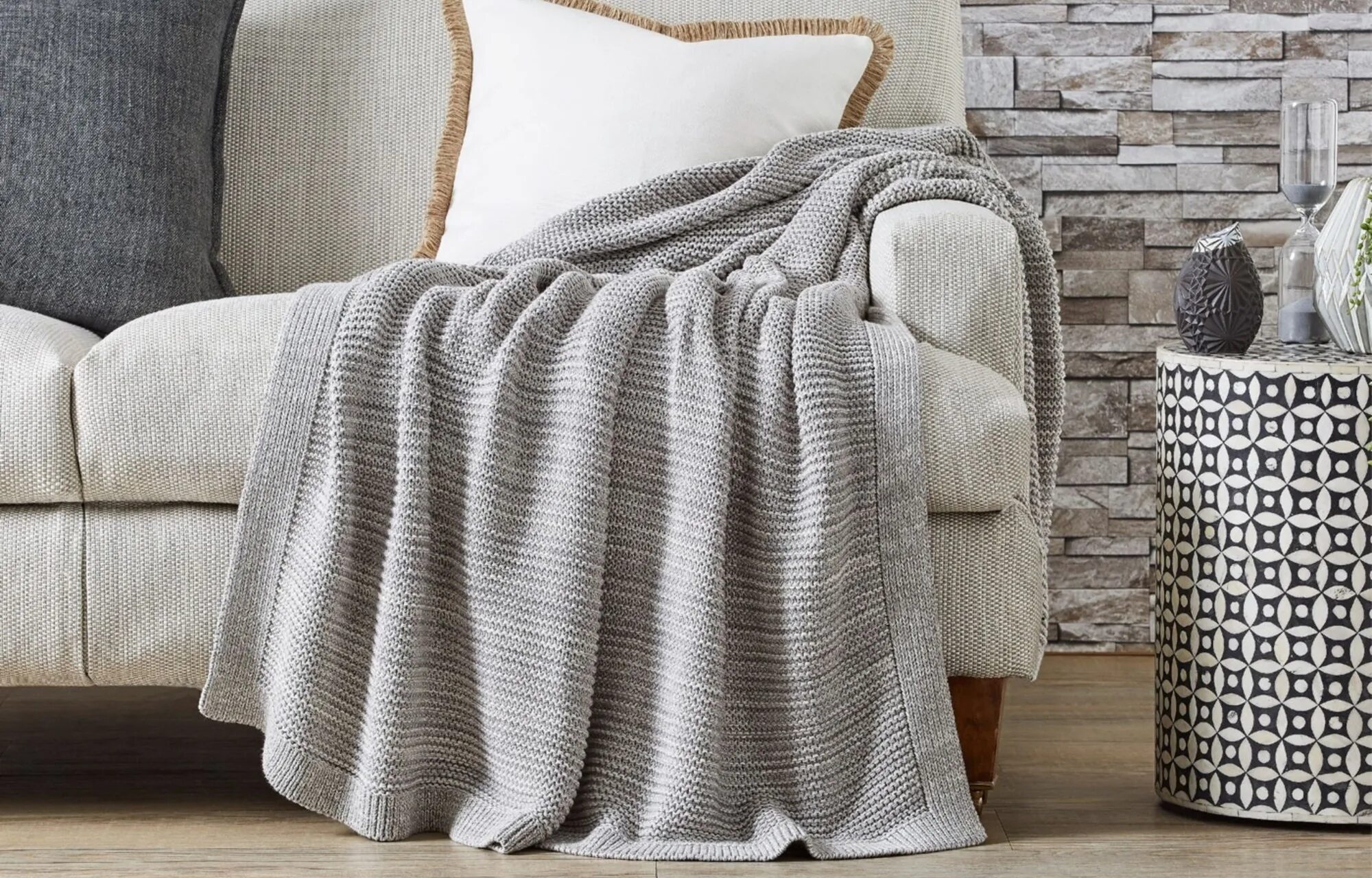 Пледы в интерьере фото Коричневый плед в интерьере 92 фото