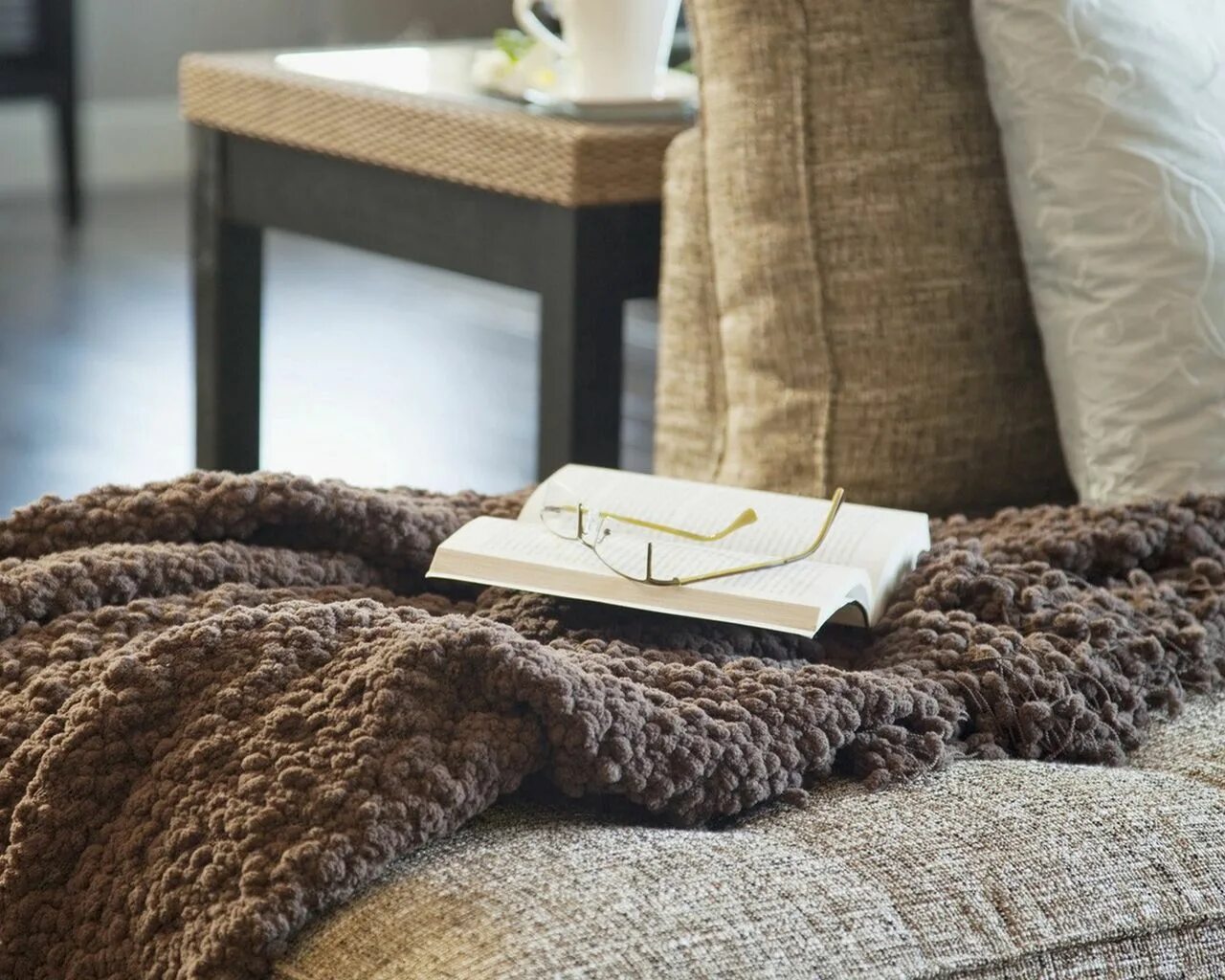 Пледы в интерьере фото Скачать 1280x1024 книга, очки, тахта, стол, чашка, подушка, плед, пол, ламинат, 