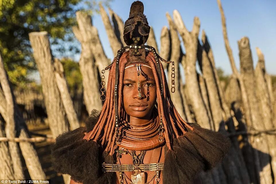 Племя химба фото в полный рост Tariq Zaidi photographs Angolan Tribeswomen's hairstyles Daily Mail Online