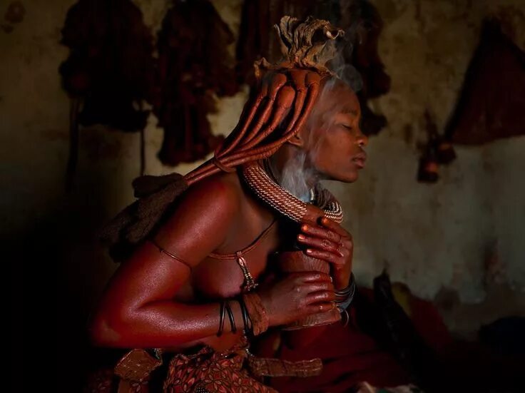 Племя химба фото в полный рост Himba Woman, Namibia National geographic photo contest, National geographic phot