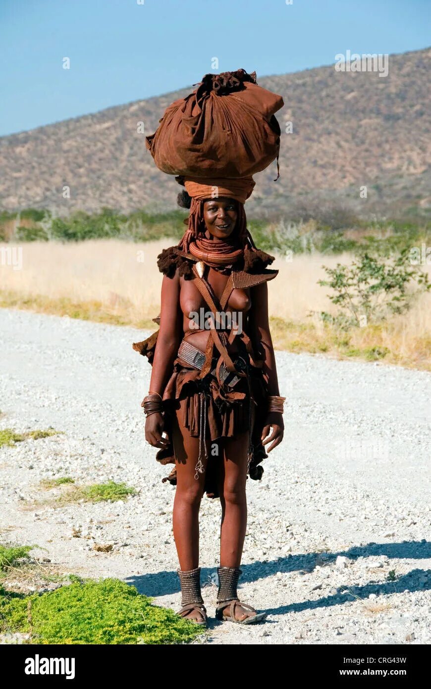 Племя химба женщины фото в полный рост Himba woman with a laod on her head, Namibia Stock Photo - Alamy