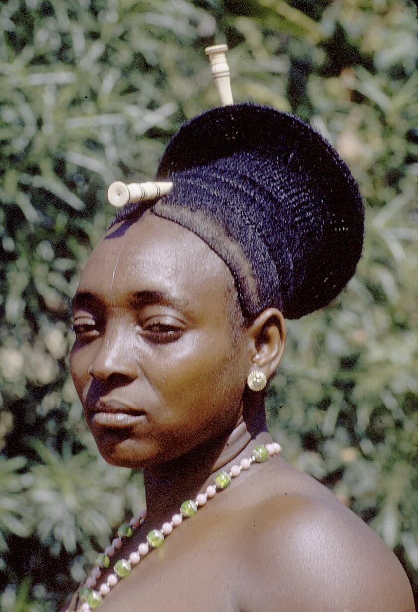 Племя мангбету удлинение черепа фото Mangbetu African hairstyles, African tribes, African beauty