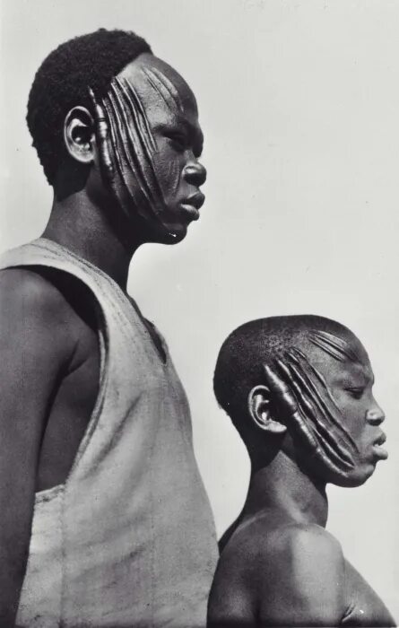 Племя мангбету удлинение черепа фото File:COLLECTIE TROPENMUSEUM Twee Sara mannen met gezichtsscarificaties TMnr 6003