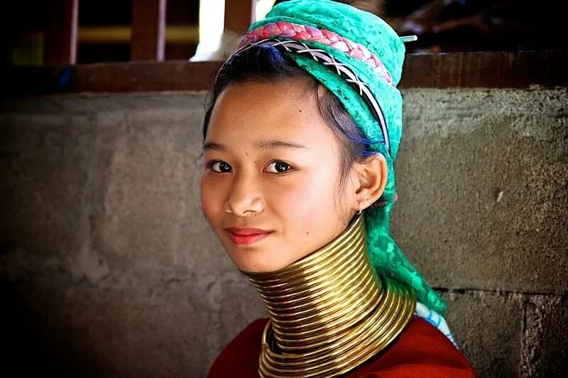 Племя женщины с кольцами на шее фото Ответы Mail.ru: А вот куда одевают кольцо аборигены при вступлении в брак? если 