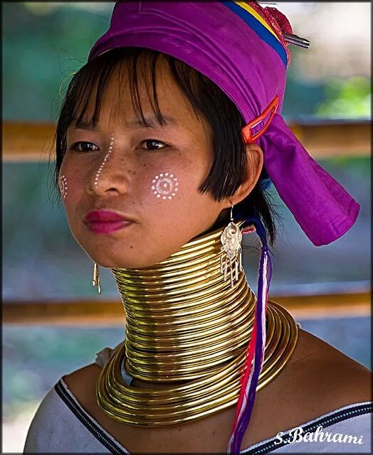 Племя женщины с кольцами на шее фото Burmese Long Neck Tribe woman in refugee camp in Chiang Mi. Tribes women, Women,