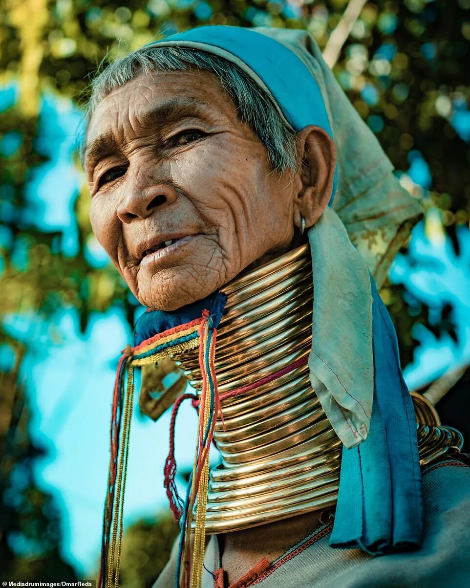 Племя женщины с кольцами на шее фото Tribal women show off the heavy brass rings worn from the age of five as part of