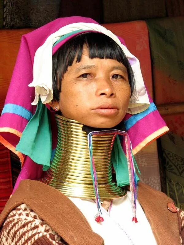 Племя женщины с кольцами на шее фото PreviousPlayNextLong Neck Tribe, a photo from Chiang Mai, North