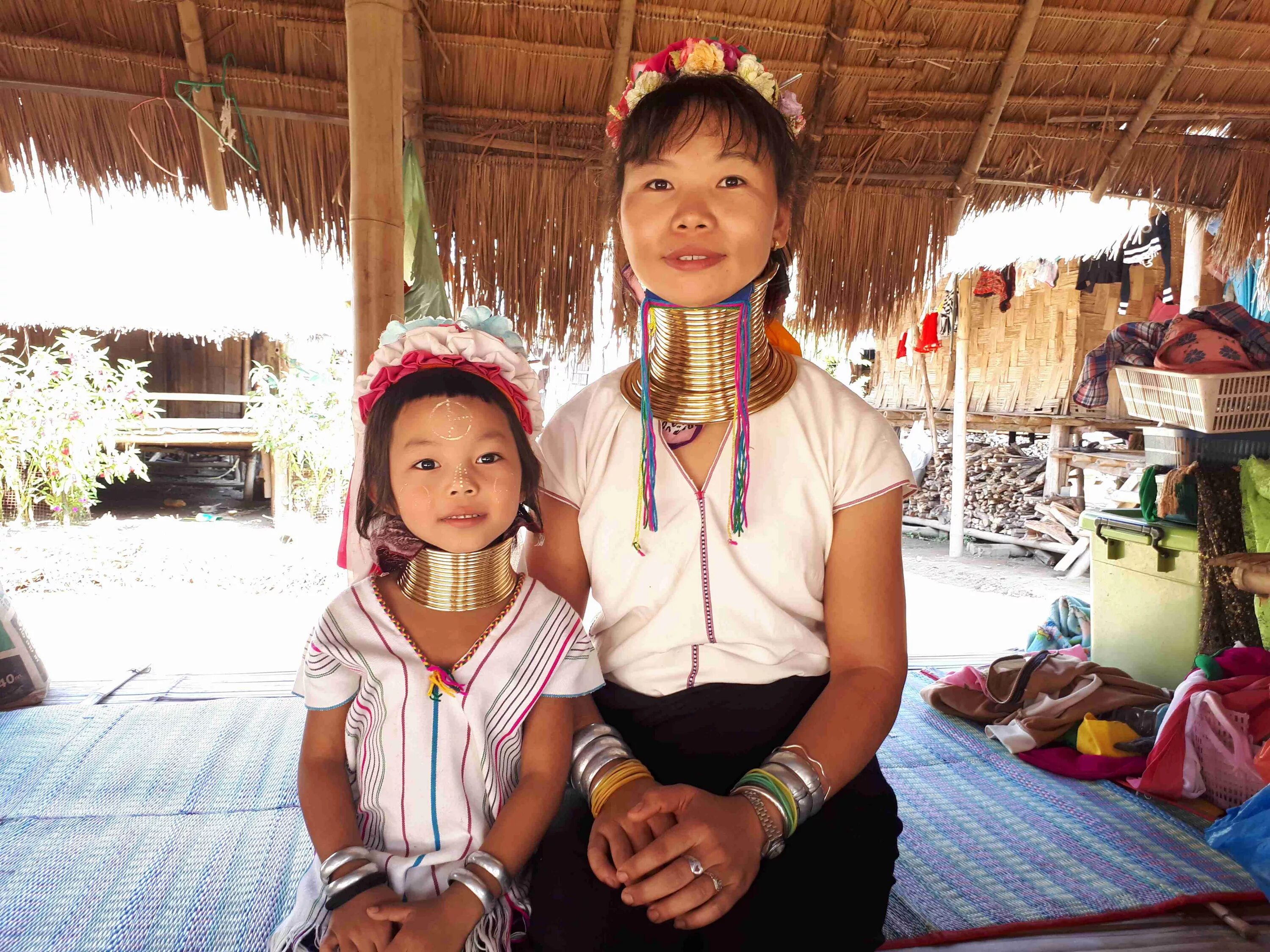 Племя женщины с кольцами на шее фото Падаунг фото YugNash.ru