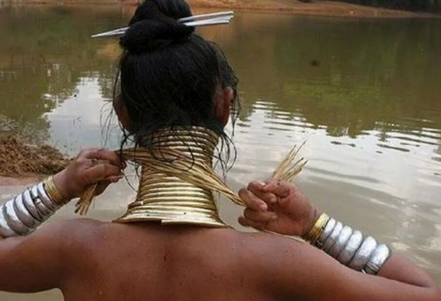 Племя женщины с кольцами на шее фото Женщины-жирафы народа Падаунг - быт таек, чья шея "закована" в металл О, КУЛЬТУР