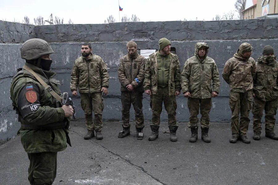 Пленные российские солдаты на украине фото РИА "Новости": украинские резервисты сдались в плен под Северодонецком - Газета.