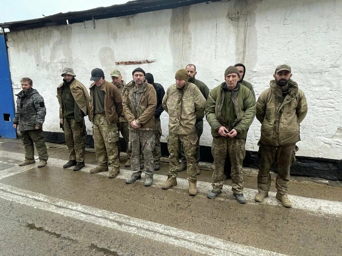 Пленные российские солдаты на украине фото Астахов: в плен сдается огромное количество украинских военных Радио Sputnik Дзе