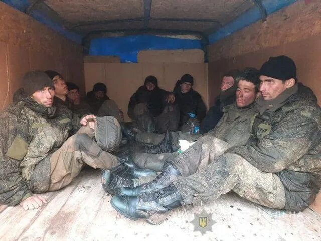 Пленные российские солдаты на украине фото Файл:Military of the Russian Federation captured during the Battle of Sumy.jpg -