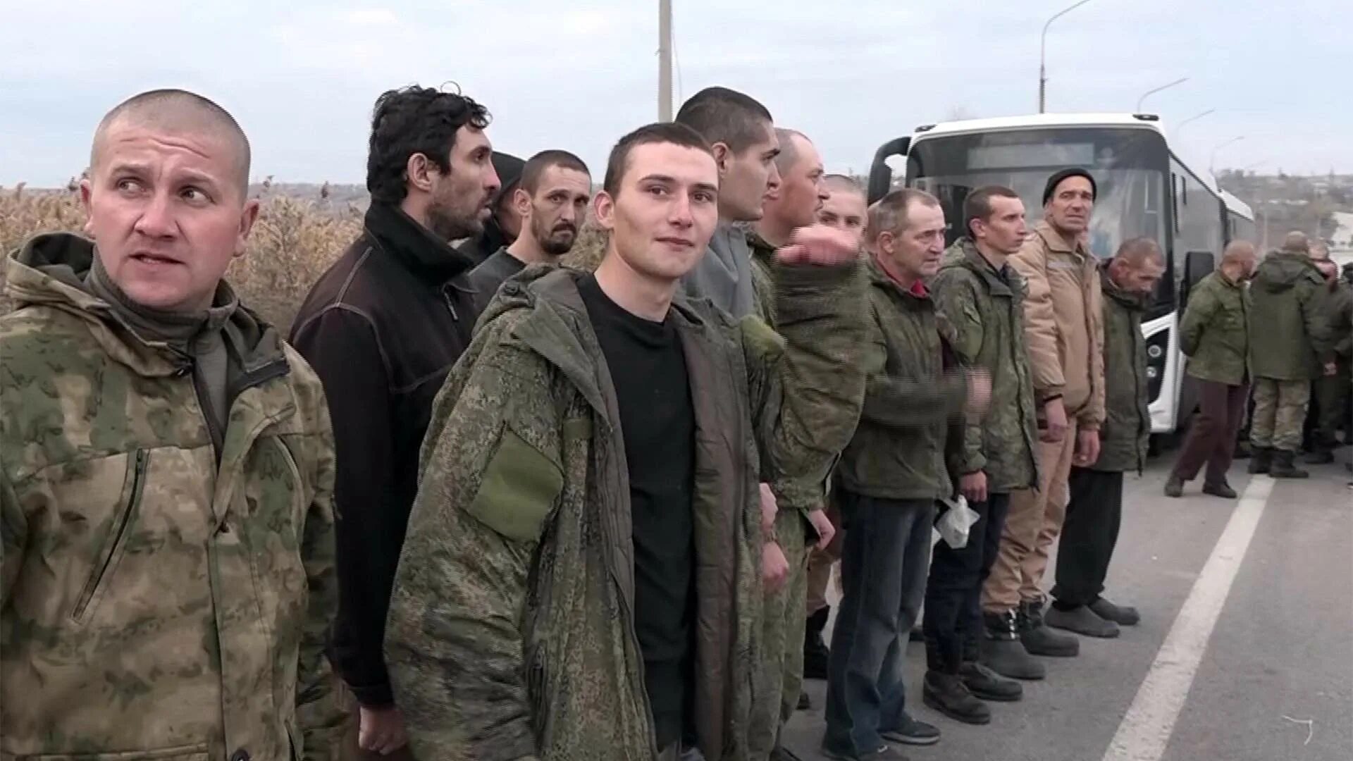 Пленные русские на украине сегодня фото Обмен по пунктам: из плена возвращены 107 российских военнослужащих Статьи Извес