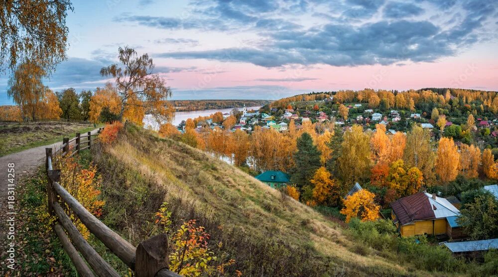 Плес осенью фото Вид на осенний город Плёс с высоты Соборной горы View of the autumn town of Plyo