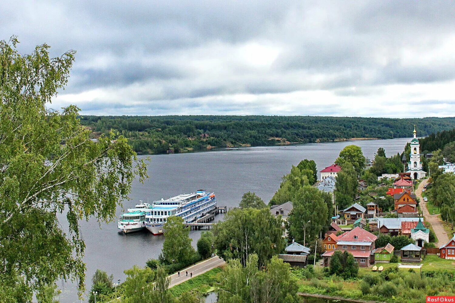 Плес тамбов фото Фото: вид с Соборной горы на город Плес и Волгу. Фотолюбитель Татьяна Андреева. 