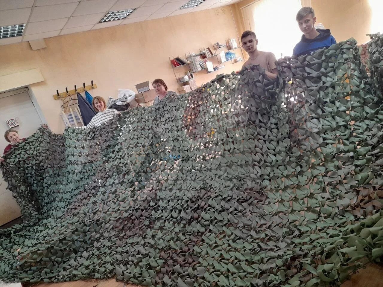 Плести маскировочные сети схемы Пензенские женщины плетут маскировочные сети для бойцов СВО